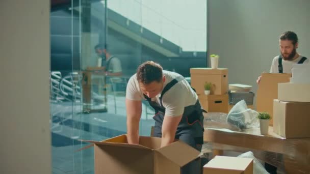 Mozgó Cég Dolgozói Egyenruhával Óvatosan Pakoljanak Vigyenek Dobozokat Szállítási Csomagolási — Stock videók