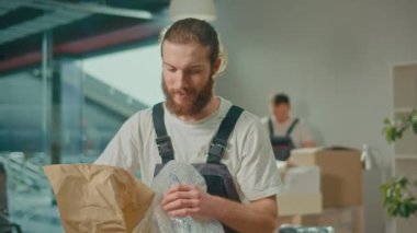 Üniformalı Taşımacılık İşçileri Kutuları Dikkatlice Paketliyor ve Taşıyor. Nakliye ve Paketleme İşletme Hizmetleri Şirketi. Uzun Bir Yolculuk İçin Hazırlık, Eşyaların Ulaşım