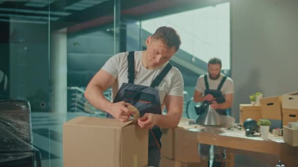 Los Trabajadores Empresa Movimiento Con Uniformes Cuidadosamente Embalaje Cajas Transporte — Vídeos de Stock