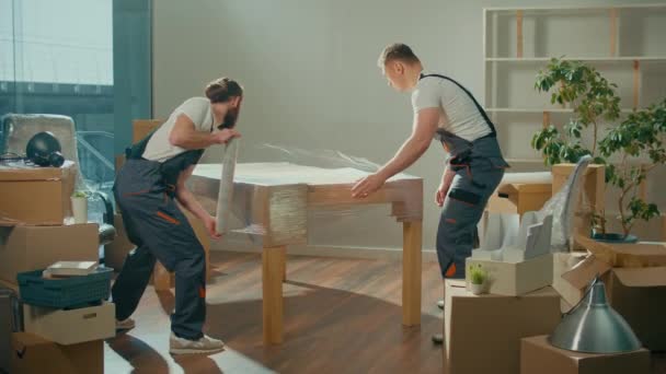 Trabajadores Empresa Movimiento Con Uniformes Cuidadosamente Embalaje Muebles Desmontaje Montaje — Vídeo de stock