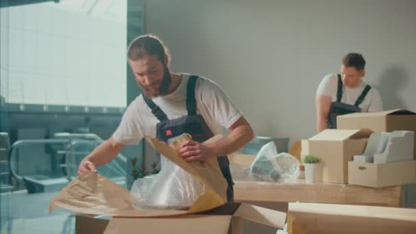 Werknemers Van Moving Company Met Uniformen Zorgvuldig Verpakken Draagdozen Scheepvaart — Stockvideo