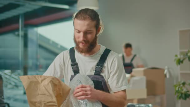 Arbetstagare Flyttfirman Med Uniformer Förpackar Och Transporterar Omsorgsfullt Lådor Shipping — Stockvideo