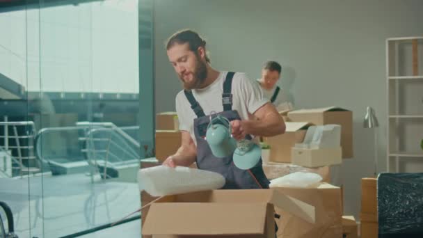 Pekerja Dari Perusahaan Bergerak Dengan Seragam Mengepak Dan Membawa Kotak — Stok Video