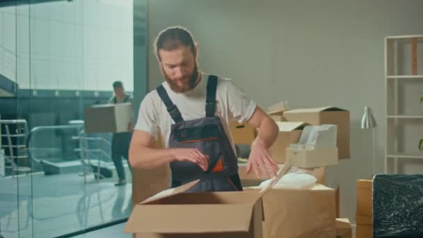 Arbetstagare Flyttfirman Med Uniformer Packar Försiktigt Upp Lådor Shipping Packaging — Stockvideo