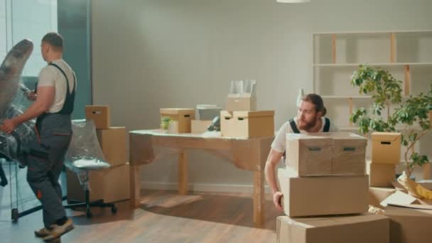 Költöztető Cég Dolgozói Egyenruhával Óvatosan Csomagolják Bútorokat Bútorok Berendezések Szétszerelése — Stock videók