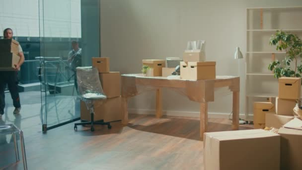 Trabajadores Compañía Movimiento Con Uniformes Que Transportan Cuidadosamente Muebles Cajas — Vídeos de Stock