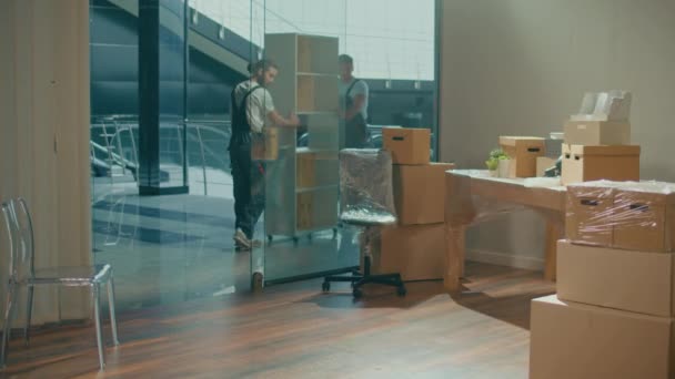 Werknemers Van Moving Company Met Uniformen Zorgvuldig Dragen Meubilair Team — Stockvideo