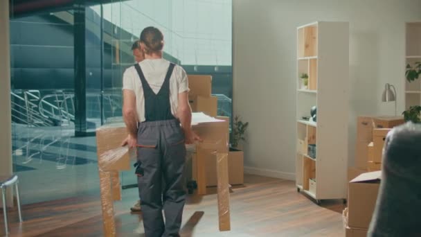 工作服搬运公司的工人小心翼翼地搬运家具 员工团队帮助客户搬迁 本地流动服务 — 图库视频影像