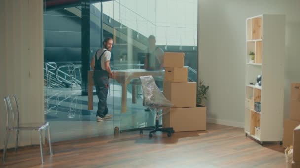 Trabajadores Compañía Movimiento Con Uniformes Cuidadosamente Llevando Muebles Equipo Trabajadores — Vídeos de Stock