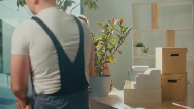 Çalışanlardan oluşan ekip, müşterilerin taşınmasına yardım ediyor. Nakliye ve Paketleme İşletme Hizmetleri Şirketi. Servisler Yükleniyor ve Boşaltılıyor