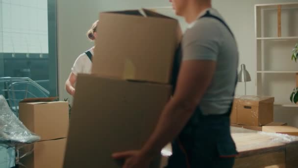 Trabalhadores Empresa Movimento Com Uniformes Cuidadosamente Transportando Caixas Equipe Trabalhadores — Vídeo de Stock