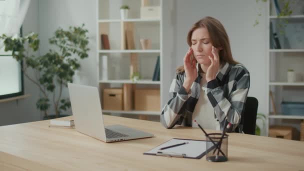 Dizüstü Bilgisayarla Masa Odaklanmış Kadın Bir Anda Baş Ağrısı Çekiyor — Stok video