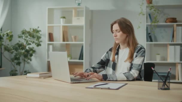 Fokuserad Kvinna Arbetar Vid Ett Bord Med Bärbar Dator Plötsligt — Stockvideo