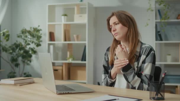 Konzentrierte Frau Arbeitet Einem Tisch Mit Einem Laptop Der Plötzlich — Stockvideo