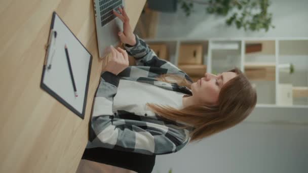 垂直ビデオ 幸せな若い女性の肖像オフィスで彼女の机に座っている 成功とビジネスコンセプト 事務員 — ストック動画