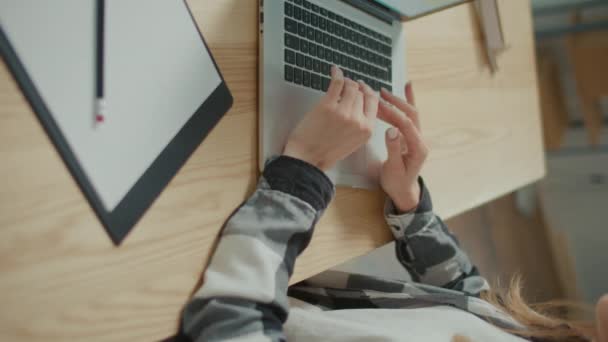 Nahaufnahme Handgelenkschmerzen Eine Frau Spürt Während Der Arbeit Laptop Plötzlich — Stockvideo