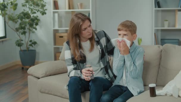Заботливая Мать Обнимающая Больного Сына Son Using Paper Tissue Suffering — стоковое видео