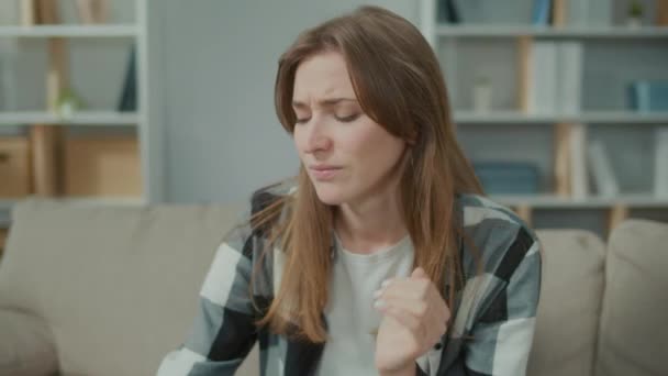 Üzgün Kadın Evde Otururken Bir Bardak Durgun Çerek Baş Ağrısı — Stok video
