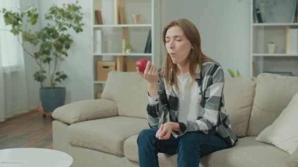 かなりの女性は アップルを食べて 突然歯の痛みを感じて 痛みで歯の痛みの痛みに苦しむシャツの女性 医学的概念 — ストック動画