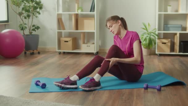 Kobieta Robi Masaż Łydce Nogi Bólu Mięśni Nóg Podczas Treningu — Wideo stockowe