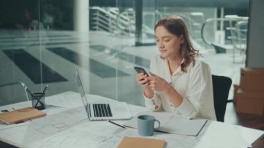 Kadın Mimarlar, ihtiyaçlarını anlamak ve tüm ihtiyaçlarını karşılayan bir proje yaratmak için müşterilerle birlikte çalışırlar. Müşterilerle çalışmak. Teknik Belgelerle Çalışmak