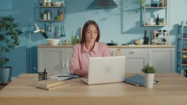 Heyecanlı Genç Kadın Kazanan Dizüstü bilgisayarına bakıyor ve evde online başarıyı kutluyor. Kadın Yeni Mesafe İş Fırsatı Aldı, E-postada İyi Haberler Okudu, Zaferi Kutladı. Mesafe Öğrenme ve Zafer Konsepti.