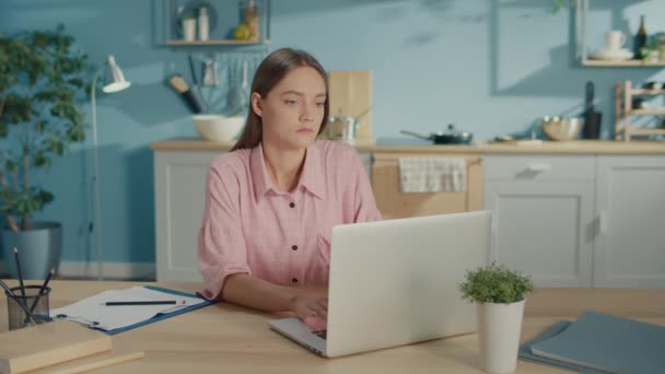 Overtired Kobieta Pracownik Mający Bolesne Uczucia Głowy Powodu Przepracowania Komputera — Wideo stockowe