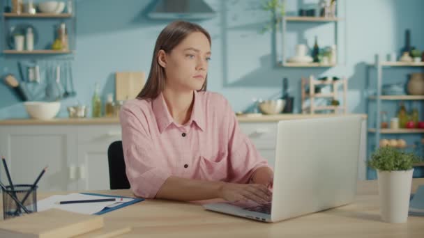 Overtired Kvinnlig Arbetare Att Smärtsam Huvud Känslor Grund Datoröverarbete Kvinnan — Stockvideo