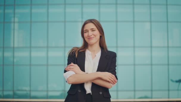 Egy Fiatal Sikeres Üzletasszony Portréja Öltönyben Séta Egy Modern Üveg — Stock videók