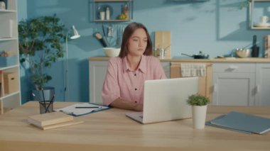 Bilgisayar Aşırılığı nedeniyle Baş Ağrısı çeken Aşırı Yorgun Bayan İşçi. Başı ağrıyan kadın. Genç İş Kadını Evde Bilgisayarda Çalışıyor Evde Stres ve İş Rahatsızlığı.