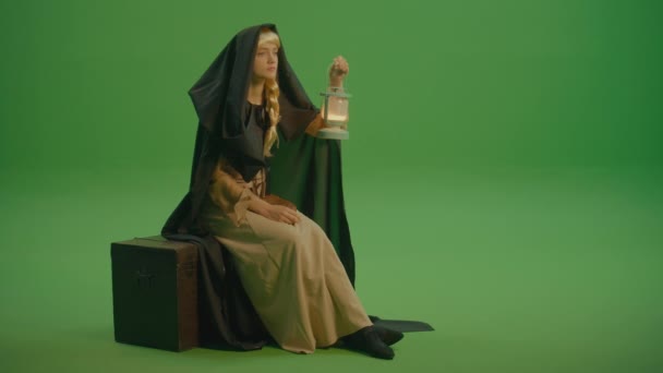 緑の画面 フード付きのクロークやランプ付きの中世のドレスでの女性の痛みは 距離に見えます 魔法の森 神秘的で魅力的な世界 — ストック動画
