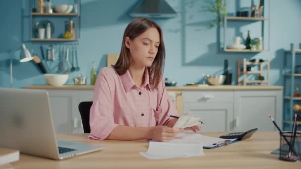 좌절감에 회계사를 이용하는 계산기 연간보고서 Annual Report Female Accountant Sit — 비디오