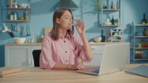 Freelance Jonge Vrouw Drinkt Een Glas Schoon Water Keuken Glimlachende — Stockvideo