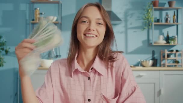 Πορτρέτο Της Ικανοποιημένη Νεαρή Γυναίκα Μετράει Χρήματα Δολάρια Στην Κουζίνα — Αρχείο Βίντεο