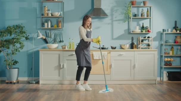 Kreativ Kvinna Att Tvätta Golv Med Mop Och Dans Köket — Stockvideo