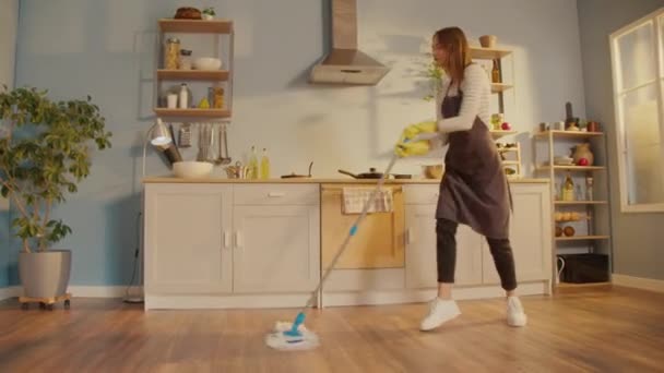 Creative Woman Washing Floor Mop Singing Dancing Kitchen Home Inglês — Vídeo de Stock