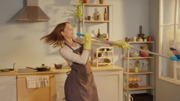 Kreatywna Kobieta Myje Podłogę Mopem Śpiew Taniec Kuchni Domu Happy — Wideo stockowe