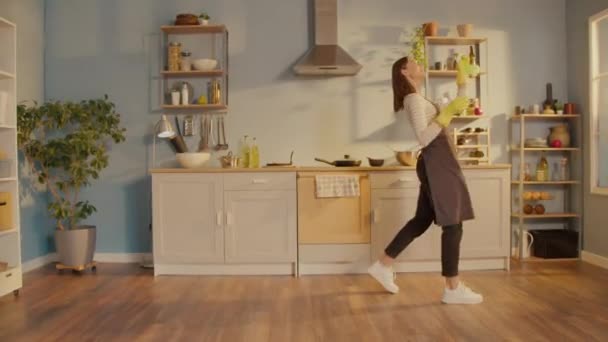 Creatieve Vrouw Dansend Thuis Keuken Genieten Van Huishouden Happy Young — Stockvideo
