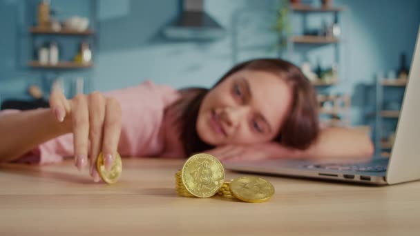 Close Gold Btc Mince Úspěšná Mladá Žena Držet Doma Žena — Stock video