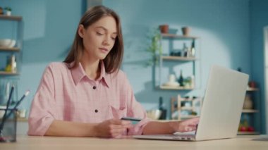 Mutlu Genç Kadın Çevrimiçi Dükkanda Kredi Kartıyla Satın Alım Yapıyor. Kadın Tüketici Satın Almak İçin Web Mağazasında Laptop Teknolojisini Kullanarak. Ticaret Web Sitesi Ödemeleri Kavramı.