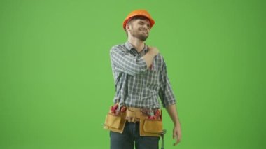 Yeşil Ekran. Sırt ağrısı. Genç, yorgun, sakallı, deri kemerli, yaralı sırt ağrısı, düşük bel ağrısı, aşırı çalışmanın kas ağrısı, çimdiklenmiş sinir ağrısı.