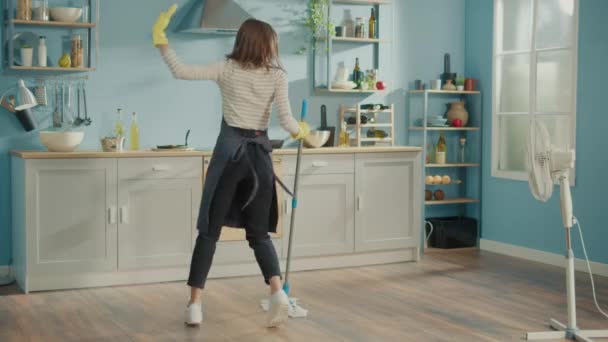Kreativ Kvinde Vasker Gulv Med Mop Sang Dans Køkkenet Derhjemme – Stock-video