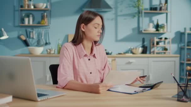 Frustrerad Ung Kvinna Revisor Använd Räknemaskin För Att Kontrollera Summor — Stockvideo