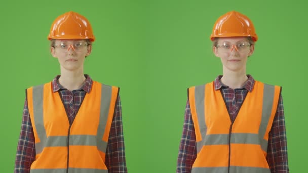 1スプリットグリーンスクリーンコラージュ チェッカーシャツ セーフティジャケット ヘルメット メガネ 笑顔と親指を作る若い女性建設労働者は 折り畳まれた腕で立っています 複数のクリップベストバリューパック — ストック動画