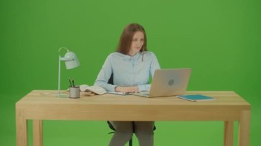 Yeşil Ekran. Krom Anahtar. Genç Motivasyonlu Kadın Serbest Çalışan Öğrenci Cam 'de Görüntü Çağrısı Yapıyor ve El sallıyor, İnternette Çalışıyor, Öğretmenle Konuşuyor, Genç Öğretmen, Çevrimiçi Çalışma Konsepti