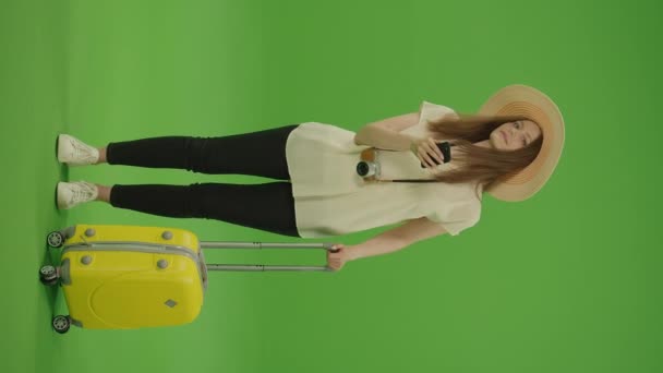 Video Verticale Schermo Verde Chiave Cromatica Donna Piedi Con Cappello — Video Stock