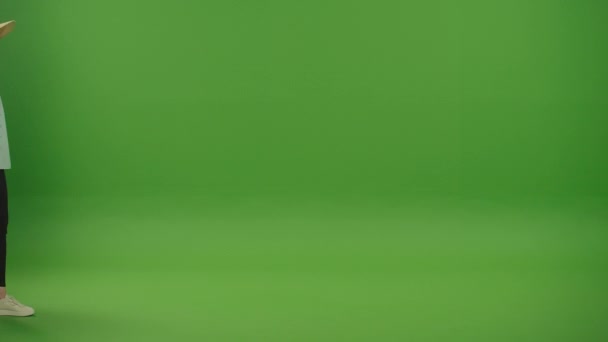 Green Screen Chroma Schlüssel Hübsche Lächelnde Fröhliche Touristin Mit Hut — Stockvideo