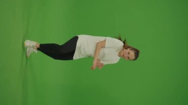 Dikey video. Dansçı Kadın Yeşil Ekranda Dans Ediyor. Krom Anahtar. Yeşil Ekran. Modern Yaşam Tarzı, Mutluluk Kavramı. Breakdance, Hip-Hop Dancing, Sokak Dansı