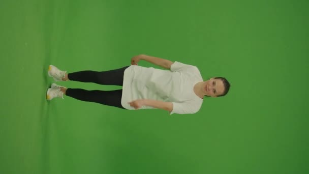 Κάθετη Βίντεο Γυναίκα Χορεύτρια Εκτελώντας Ένα Χορό Στην Πράσινη Οθόνη — Αρχείο Βίντεο