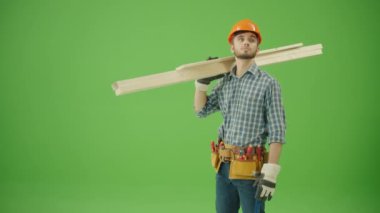 Yeşil Ekran. Genç Sakallı İnşaat Mühendisi Kareli Gömlek, Sert Şapka, İş Eldiveni, Deri Alet Kemeri, Omuzlarda Tahta Kalaslar, Etrafa Bakmak